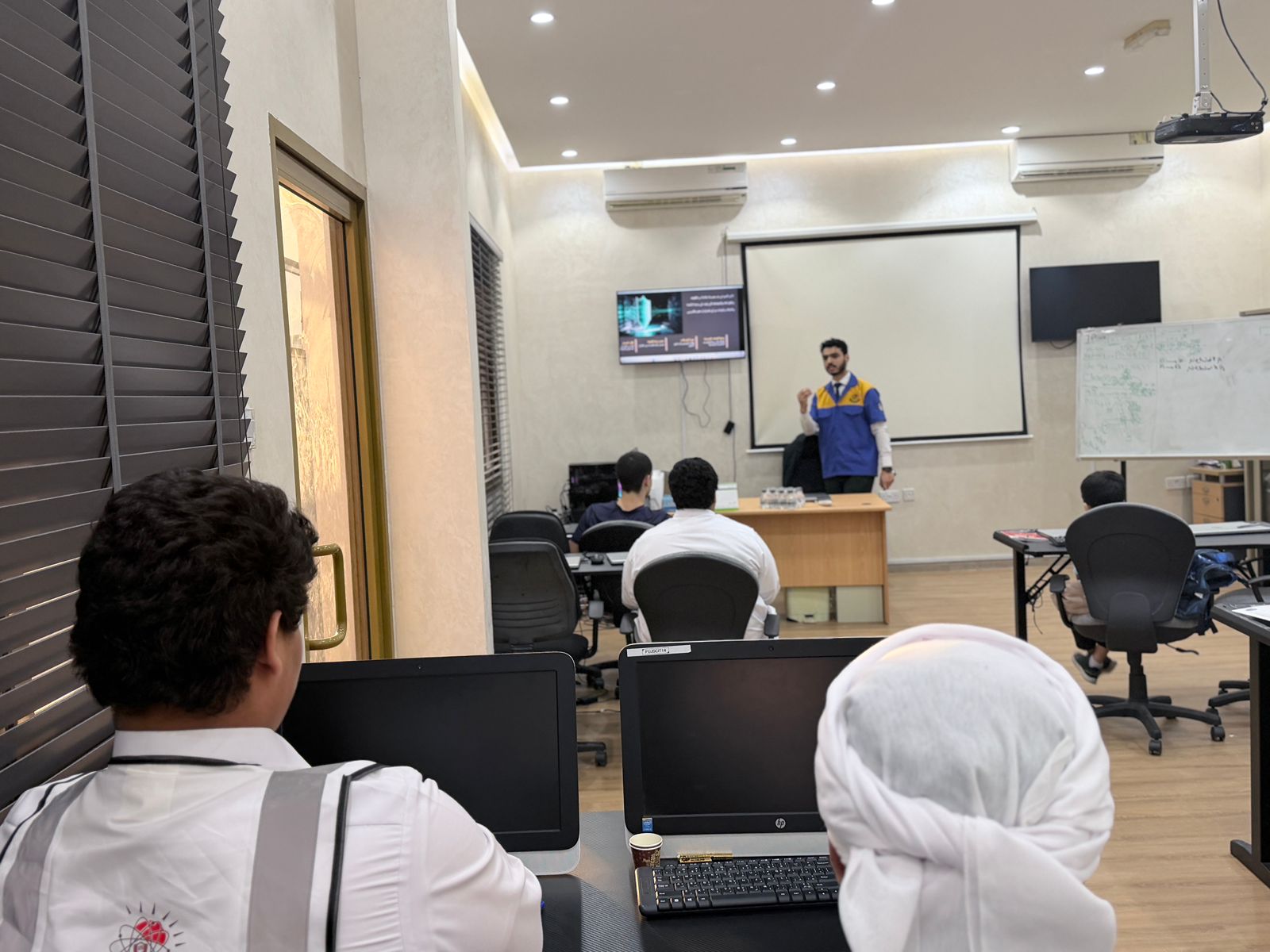 فعاليات اليوم الثاني في قسم تقنية المعلومات والبرمجة: استكمال أساسيات أمن الشبكات والأمن السيبراني