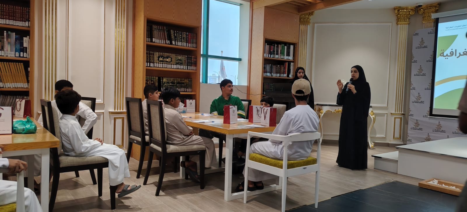 فعاليات المخيم الصيفي.. زيارة وفد من نادي الفجيرة العلمي إلى مركز نظم المعلومات الجغرافية للتعرف على أحدث التقنيات والتطبيقات الجغرافية