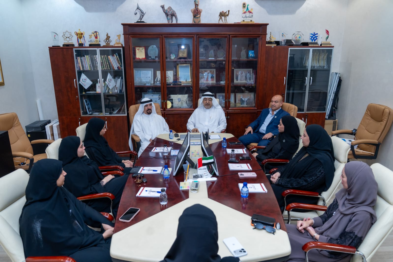 نادي الفجيرة العلمي يستقبل وفد دائرة الموارد البشرية ويبحثان شراكة استراتيجية في الابتكار