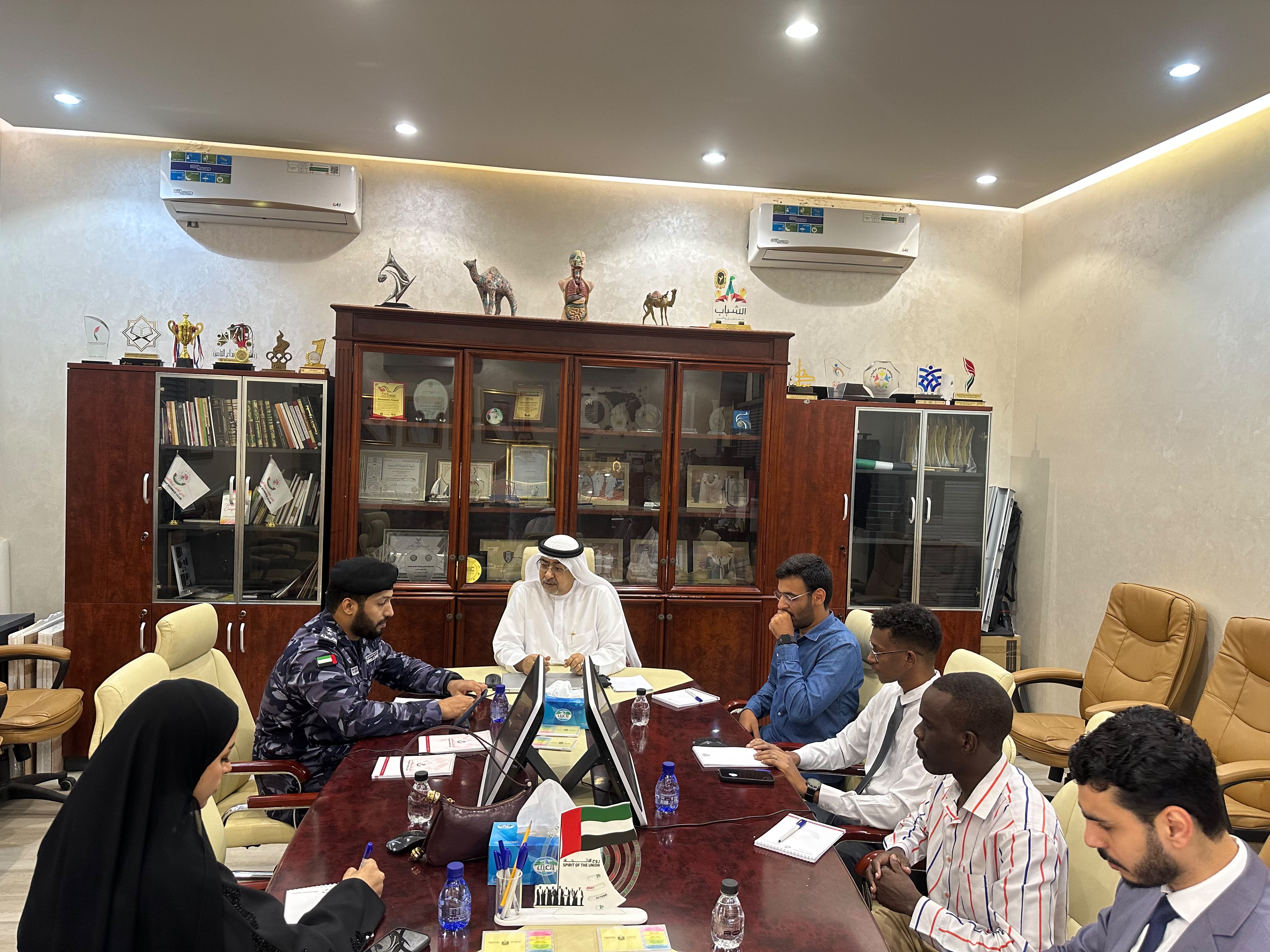  نادي الفجيرة العلمي يبحث مع الدفاع المدني بالفجيرة توظيف الابتكار في مجالات الأمن والسلامة